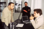 Alarm für Cobra 11 - Die Autobahnpolizei "Showdown". Im Bild: Jan (Christian Oliver, mi.) und Semir (Erdogan Atalay, li.) besuchen Bettys Arbeitgeber Ricks (Oliver K. Wnuk), um ihn zu dem dramatischen Unfall auf der Autobahn zu befragen.