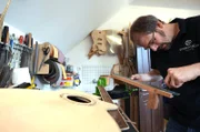 Tobias Ahlke ist so etwas wie ein Gitarren-Maßschneider.
