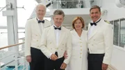 "Das Traumschiff: Cook Islands": Gruppenfoto der Crew an Deck der MS Amadea. Von links: Oskar Schifferle (Harald Schmidt), Dr. Sander (Nick Wilder), Beatrice (Heide Keller) und Kapitän Victor Burger (Sascha Hehn).