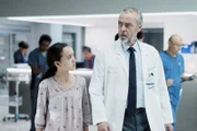 Unterwegs in die Cafeteria: Sirena Gulamgaus als Amira, John Hannah als Jed Bishop