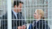 Die Beamten Bea (Sonia Farke) und Tom (Marcus Grüsser) unterhalten sich über Walters Verletzungen.