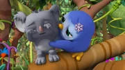 Wissper - Onkel Kaspar lernt schwimmen - Wisspers magischer Kompass führt sie und Peggy diesmal zu Kaspar, dem Koala. Seine kleine Nichte Kylie ist zum anderen Ufer des Flusses geschwommen und hofft, dass dieser zu ihr kommt, um ihr dort wieder weg zu helfen. Doch dummerweise kann Kaspar gar nicht schwimmen und das Kind deshalb auch nicht erreichen! Wissper hat glücklicherweise einen Freund, der halfen kann: der Pinguin Pablo!