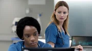 Prüfen die Laborwerte (l-r): Ayisha Issa als June Curtis, Laurence Leboeuf als Magalie Leblanc