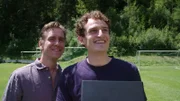 Julian (re.) mit Drohnenpilot Peter beim Drohnefliegen.