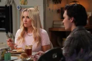 Mandy McAllister (Emily Osment, l.); Georgie Cooper (Montana Jordan, r.)
