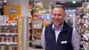 S02E32: Yusufs Verkupplungsaktion für Miguel endet mit einem eigenen Flirt-Versuch.