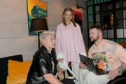 Johanna (Charlott Reschke) und Jonas (Felix van Deventer, r.) bemühen sich um eine gute Freundschaft. Links Moritz (Lennart Borchert)