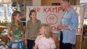 Der alte Kampfgeist ist erwacht: Hendrik (Gottfried Vollmer, re.) und Anke (Maren Kroymann, 2.v.re.) wollen Claudias (Nora Binder, li.) Unschuld beweisen. Alex (Wolke Hegenbarth) ist entsetzt, dass ihr Bruder Basti sogar im Auftrag der beiden Flugblätter in der Schule verteilt...