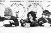 Kinder in einer Suppenküche der britischen Hilfsorganisation Save the Children im russischen Saratow zu Beginn des Jahres 1922