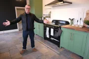 Mark Millar in der beeindruckenden Küche von Ben und Jordan