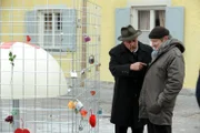 Bürgermeister Schattenhofer möchte, dass Xaver die Liebesschlösser vom Zaun entfernt. Von links: Bürgermeister Schattenhofer (Werner Rom) und Xaver (Michael Schreiner).