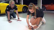 Robert und Shania zerschneiden Decken, um die Schlafzimmer abdunkeln zu können..
