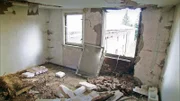 Das Haus ist eine echte Bauruine: Böden und Deckenbalken sind morsch, die Fenster kaputt und elektrische Leitungen nicht vorhanden. Insgesamt gibt es 400 Quadratmeter Wohnfläche zu sanieren.