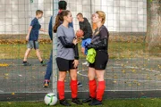 v.li.: Emily (Larissa Gazdag-Peichär), Kyra (Julia Wozek)