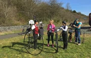 Anna Lena Dörr auf Fahrrad-Expedition - mit Oldtimern.