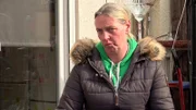 Katrin hat sich beim Essen einer harten Salami einen Schneidezahn abgebrochen und wartet nun auf einen Kostenvoranschlag, da der Zahnarzt keine schnelle Lösung bietet. Sie überlegt, wie sie das Geld dafür aufbringen kann.