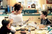 Lois (Jane Kaczmarek, mi.) versucht Malcolm (Frankie Muniz, re.) von den Vorteilen einer Hochbegabtenklasse zu überzeugen. Dewey (Erik Per Sullivan) hört gespannt zu.