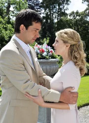 Sophie (Luise Bähr) bittet Douglas (Andreas Elsholz) die Hochzeit zu verschieben.