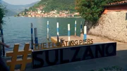 Der Verpackungskünstler Christo verwirklichte am Iseo-See sein Großprojekt „The Floating Piers“. Goldgelbe Schwimmstege verbanden die Insel Monte Isola mit dem Ufer. Das Ereignis dauerte nur 16 Tage und zog 1,2 Millionen Besucher in seinen Bann. Heute zeugt nur noch das Schild von dem Kunstprojekt.