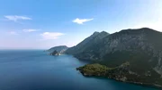 Berge und Meer: Die T&uuml;rkische Riviera ist sehr abwechslungsreich, lange Abschnitte sind von steil ins Wasser fallenden Klippen gepr&auml;gt.