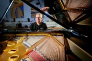 Der Restaurator: Klavierbauer Jens Wagner vom Pianohaus Hübner in Trier an einem restaurierten Steinbeis-Flügel.