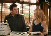 Lynette (Felicity Huffman, r.) ist völlig überrascht, als plötzlich Rick (Jason Gedrick, l.) neben ihr in der Pizzeria steht ...