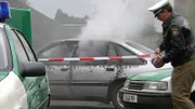Auf dem Parkplatz einer Metallfirma finden die Arbeiter morgens ein ausgebranntes Autowrack. Am Steuer sitzt eine völlig verkohlte Leiche, die offensichtlich mit Benzin übergossen wurde.