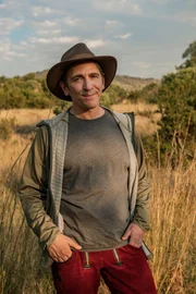 Fritz Fuchs (Guido Hammesfahr) mitten in Südafrika. Er genießt die Tiere und die Landschaft. Doch nicht lange, und es geschehen merkwürdige Dinge auf der Farm seiner Freundin Kira. Fritz' Spürsinn ist gefragt.