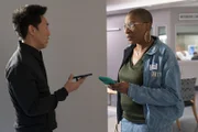 Howie "Chimney" Han (Kenneth Choi, l.); Henrietta "Hen" Wilson (Aisha Hinds, r.)