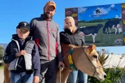Familie Wieser mit Kuh Gülga in Frankreich