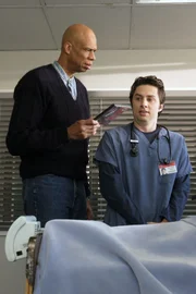 J.D. (Zach Braff, r.) macht die Bekanntschaft des ehemaligen Basketballstars Kareem Abdul-Jabbar (Kareem Abdul-Jabbar, l.) ...