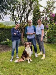 Australian Shepherd Rudi hingegen legt lieber den Rückwärtsgang ein, sobald er ein unerwartetes Geräusch hört. Die Besitzer Lara und Fabio brauchen Hilfe von Hundetrainerin Ellen Marques (M.).