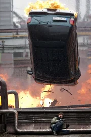 Ben (Tom Beck, unten) kann die flüchtenden Gangster unter Einsatz seines Lebens stoppen...