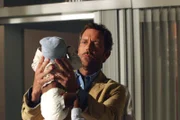 Ein unbekanntes Virus infiziert in der Säuglingsabteilung sechs Neugeborene. Dr. House (Hugh Laurie) versucht eine Behandlung mit Antibiotika, doch die kranken Babys reagieren nicht auf das Medikament.
