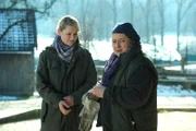 Yvi rät Moni, für sich selbst zu entscheiden, ob sie den Hof behalten will. Von links: Yvonne Preissinger (Alexa Eilers) und Monika Vogl (Christine Reimer).