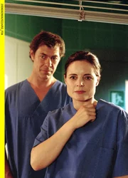 Dr. Mertens (Elisabeth Lanz) und Dr. Lentz (Sven Martinek) haben dem Schimpansenbaby Momo durch ihre Operation das Leben gerettet.