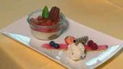 Gericht: Rhabarber-Tiramisu mit Walnusseis - eine Spezialität im Restaurant Bacalau in Lindenberg.