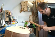 In seiner kleinen Werkstatt in Oberwinter baut Tobias Ahlke akustische und optische Unikate fast komplett in Handarbeit.