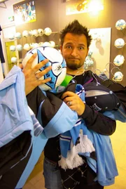 GRIPS Mathematik - "Rabatt und Steuern". Basti Wohlrab auf Schnäppchenjagd mit Prozenten und Rabatt im Fanshop von 1860 München in der Allianz Arena.