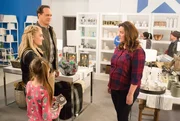 (v.li.): Julia Butters (Anna-Kat Otto), Meg Donnelly (Taylor Otto), Diedrich Bader (Greg Otto), Katy Mixon (Katie Otto).