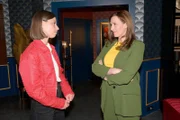 Katrin (Ulrike Frank, r.) kann ihre Skepsis gegenüber Matilda (Anna-Katharina Fecher) nicht verbergen.