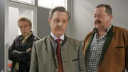 Können die Cops Korbinian Hofer (Joseph Hannesschläger, r.) und Michi Mohr (Max Müller, l.) den Aussagen von Immobilienmakler Josef Hartinger (Werner Rom, M.) Glauben schenken?