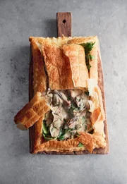 Champignon-Pie mit Kuchenkruste.