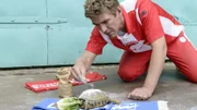 Mit Mehl mach Fritz (Guido Hammesfahr) die verwischten Zeichen auf dem Panzer der Schildkröte wieder sichtbar.