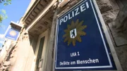 Im Landeskriminalamt Berlin wird eine Mordkommission eingerichtet. Doch die Suche nach den Tätern ist schwieriger als gedacht.