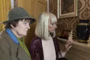 Vera Stanhope (Brenda Blethyn, l.); Audrey Latham (Rita Tushingham, r.)