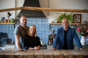 V.l.: Ed, Vicky und Kevin McCloud