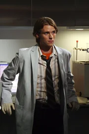 Dr. Robert Chase (Jesse Spencer) und seine Kollegen stehen vor einem Rätsel: Ein junger Patient klagt über zahlreiche Beschwerden, die sich jedoch keinem Krankheitsbild zuordnen lassen. Jetzt ist Dr. House gefragt.