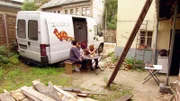 Während der Bauarbeiten übernachtet die Familie im Camper