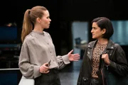 Unter Journalistinnen, v.li.: Birgitte Hjort Sørensen als Katrine Fønsmark, Özlem Saglanmak als Narcisa Aydin